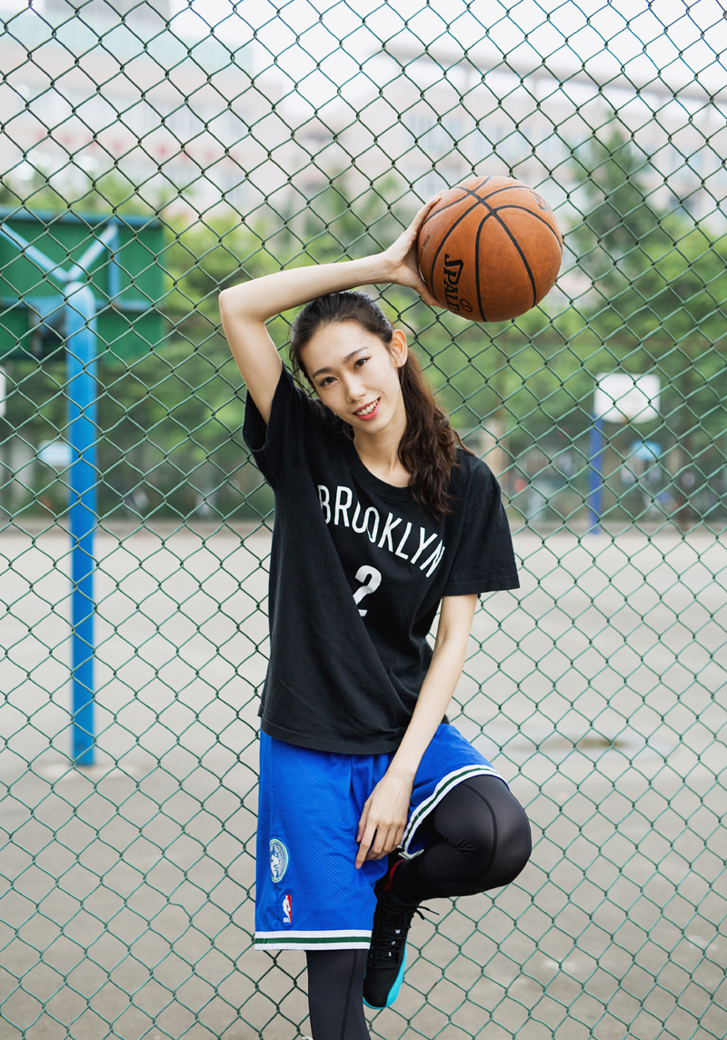 高挑女篮球员活力运动写真霸气十足