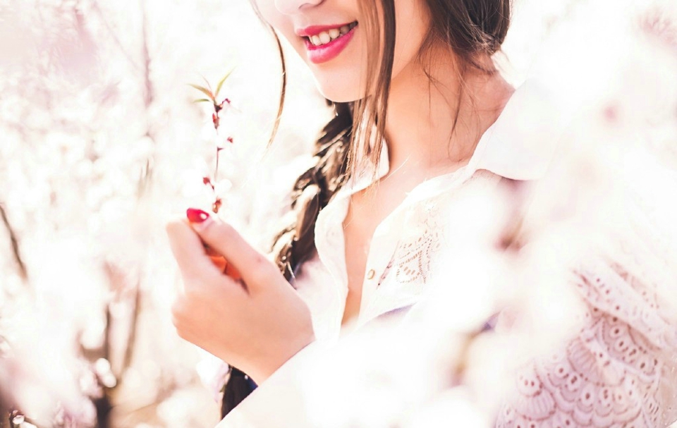 花朵中的清新养眼美女安静舒适
