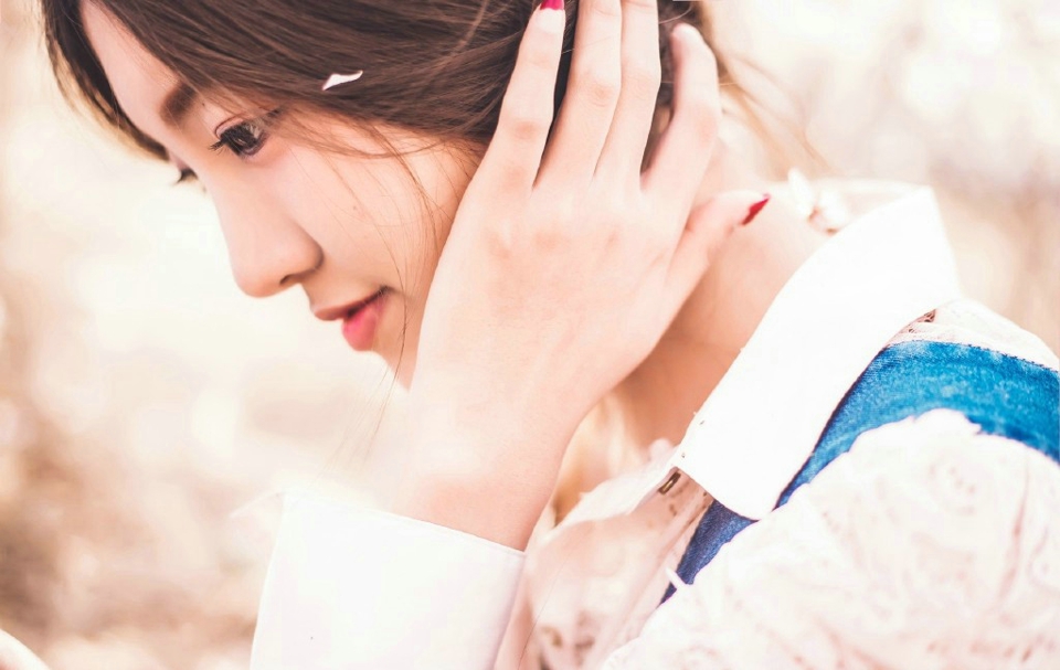 花朵中的清新养眼美女安静舒适