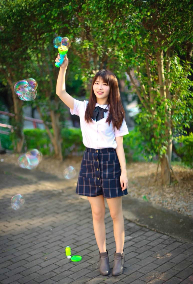 清纯学妹何杰玲校园清新美装白皙可人