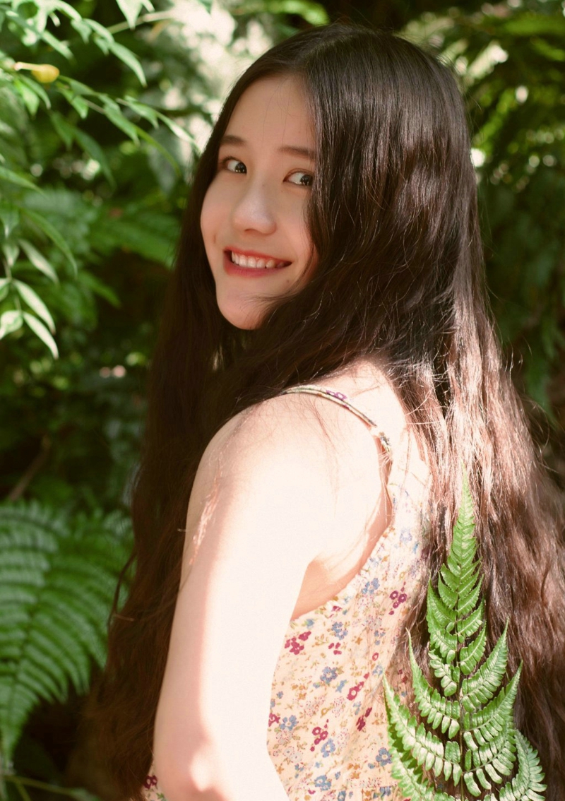 长卷发吊带碎花少女清新可爱笑容甜美