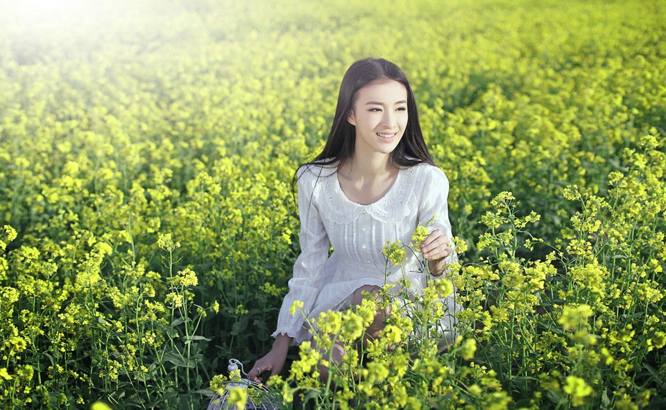 油菜花海中清纯的少女甜美气质写真