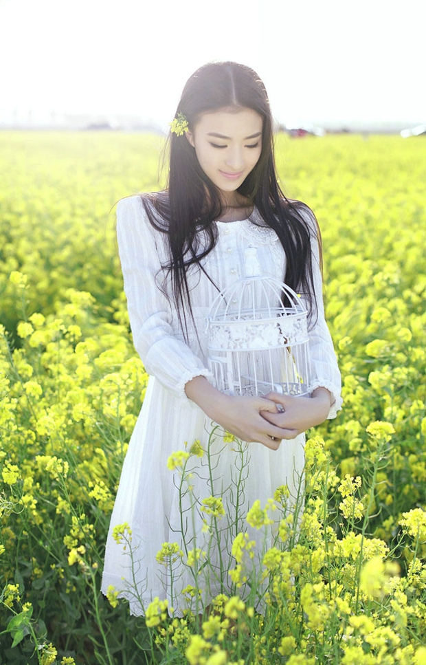 油菜花海中清纯的少女甜美气质写真