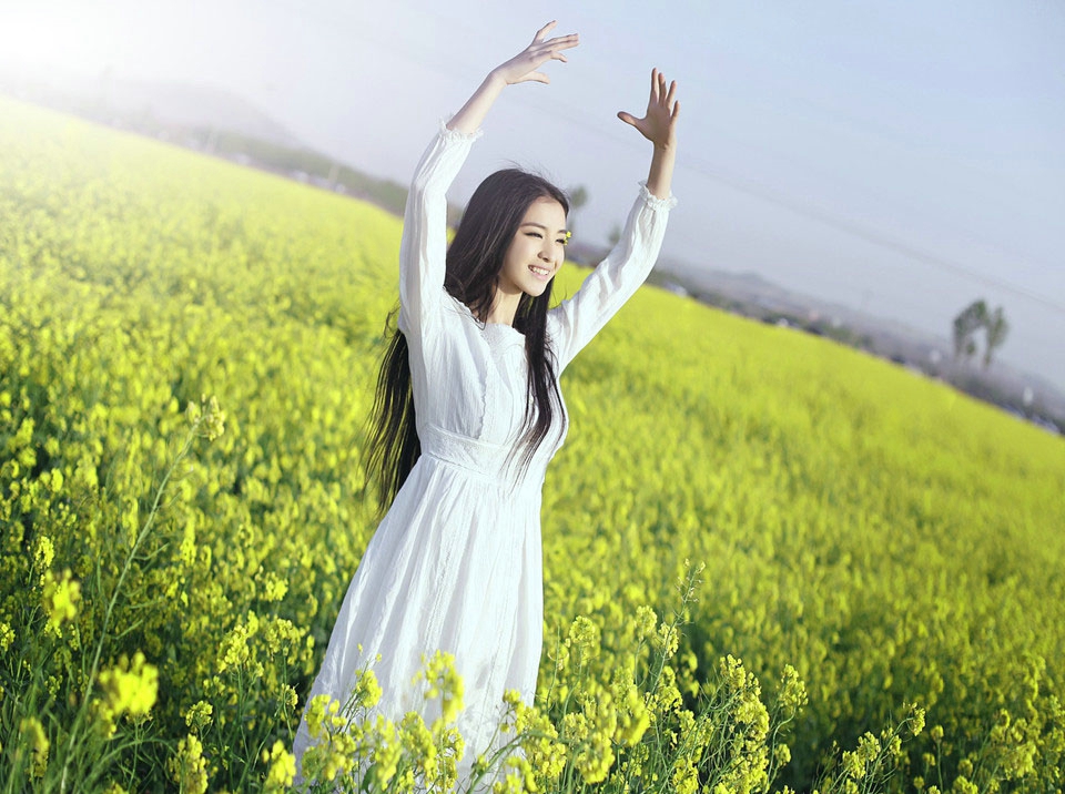 油菜花海中清纯的少女甜美气质写真