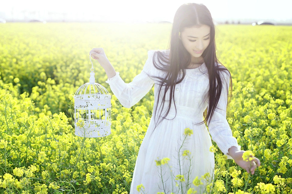 油菜花海中清纯的少女甜美气质写真