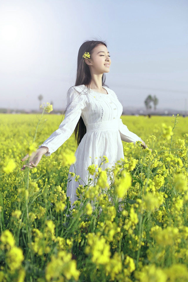 油菜花海中清纯的少女甜美气质写真