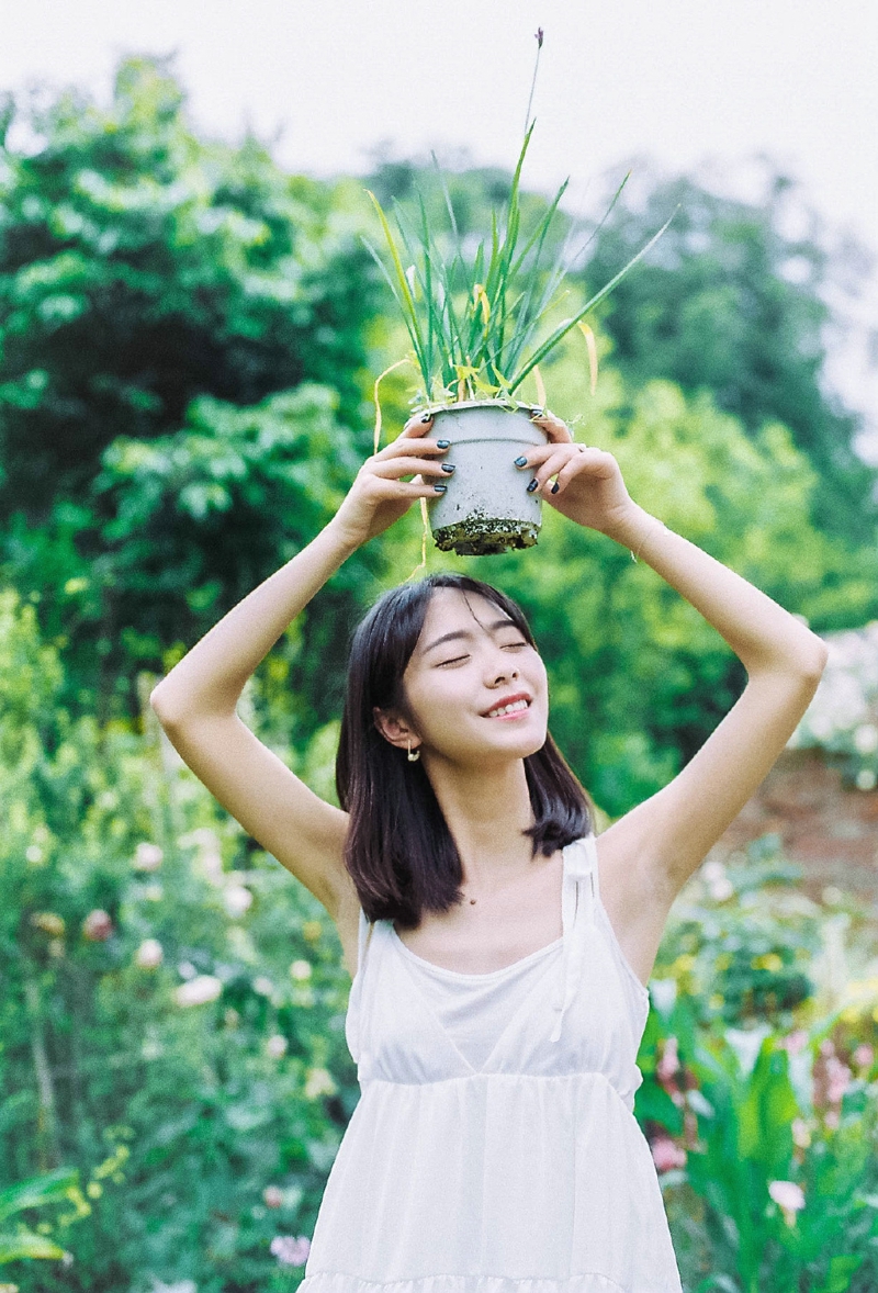 成熟美女文静纯净花园内温柔夏日
