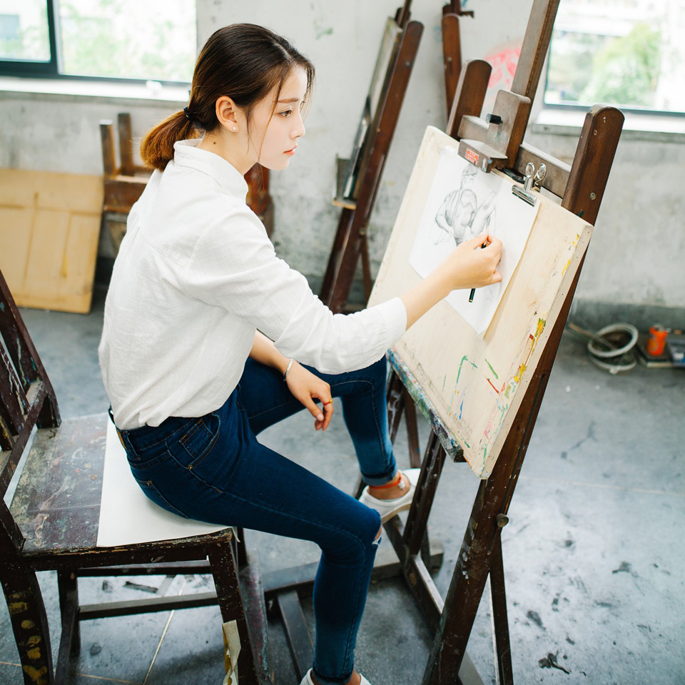 牛仔白衬衣画室美女白皙写真清新美丽
