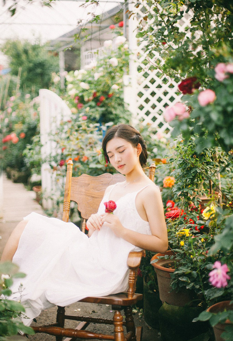 气质熟女白色纱裙花圃梦幻写真