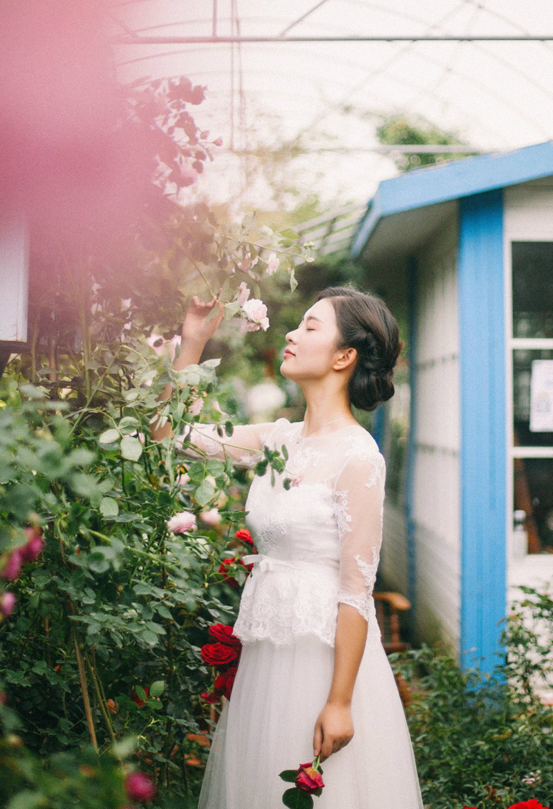 气质熟女白色纱裙花圃梦幻写真