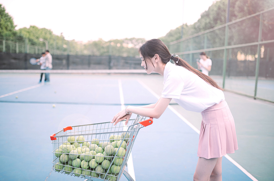 粉嫩少女网球场清新写真青春动人