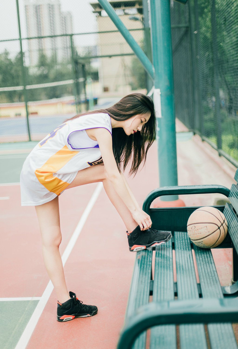 篮球少女运动场青春无敌挥汗如雨