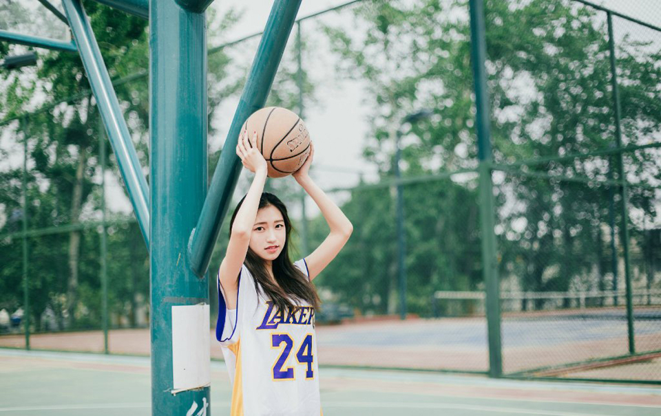 篮球少女运动场青春无敌挥汗如雨