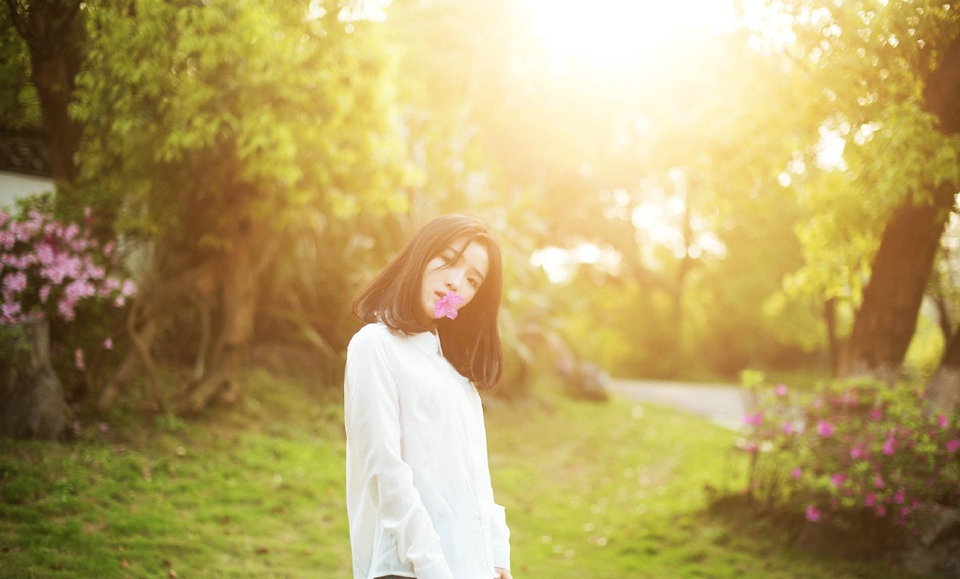 气质轻熟女阳光下美丽动人意境写真