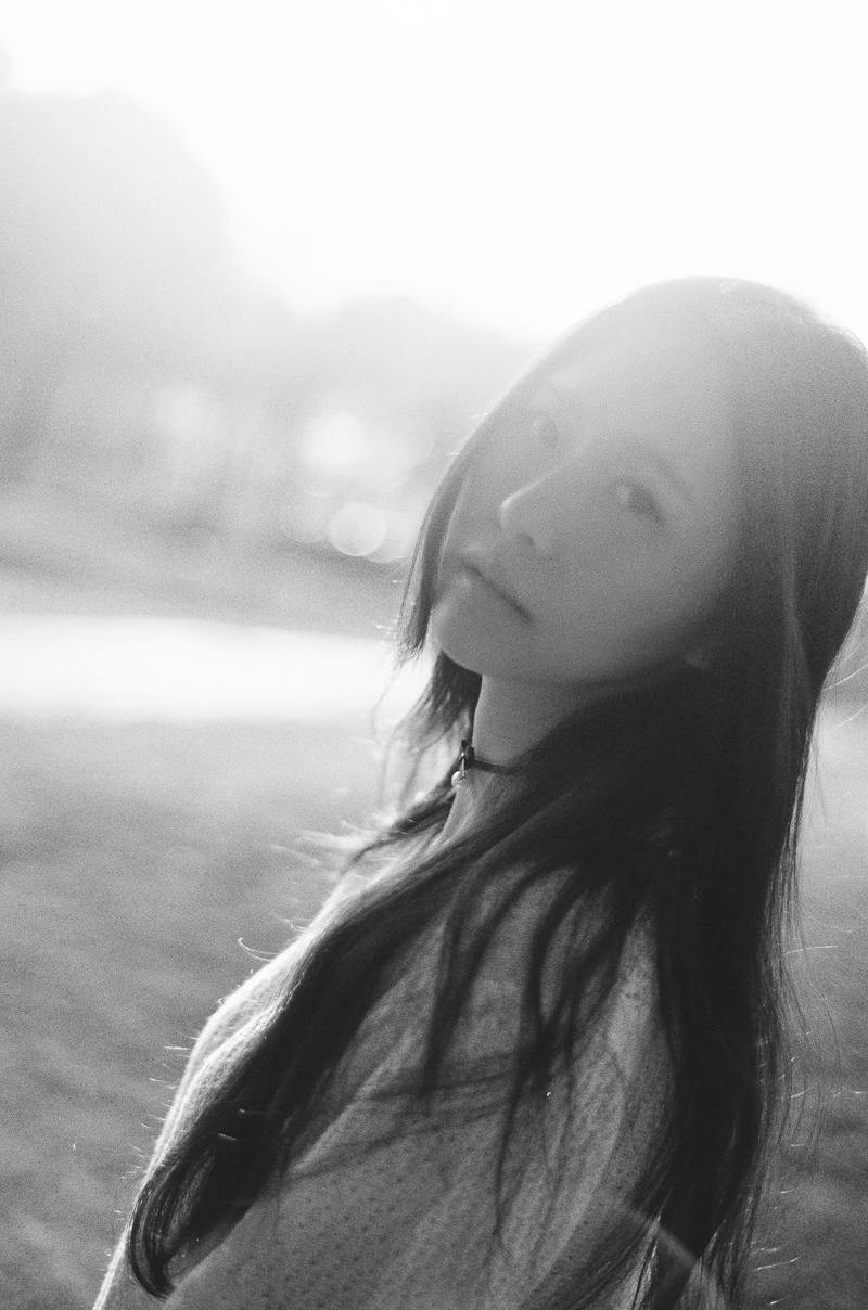 柔美女神温暖阳光下与花儿作伴