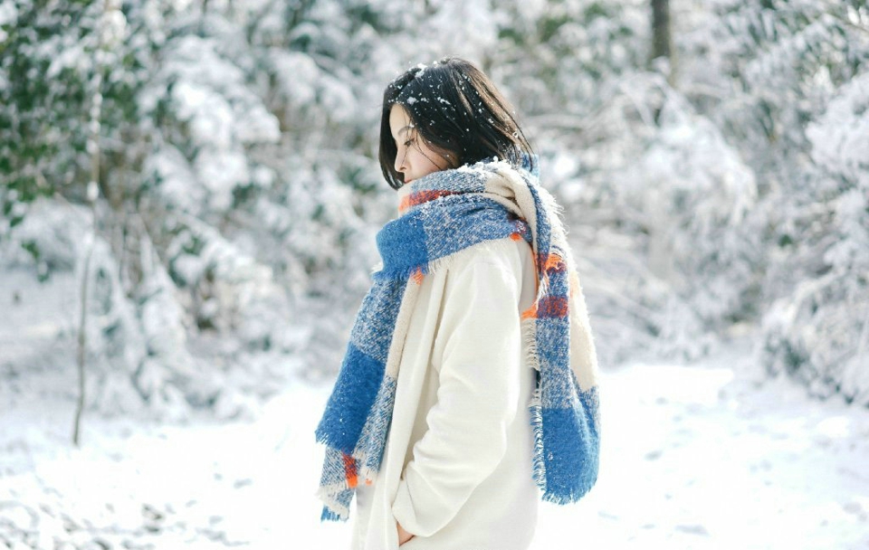 冬日雪地内的养眼美女孤独寂静写真