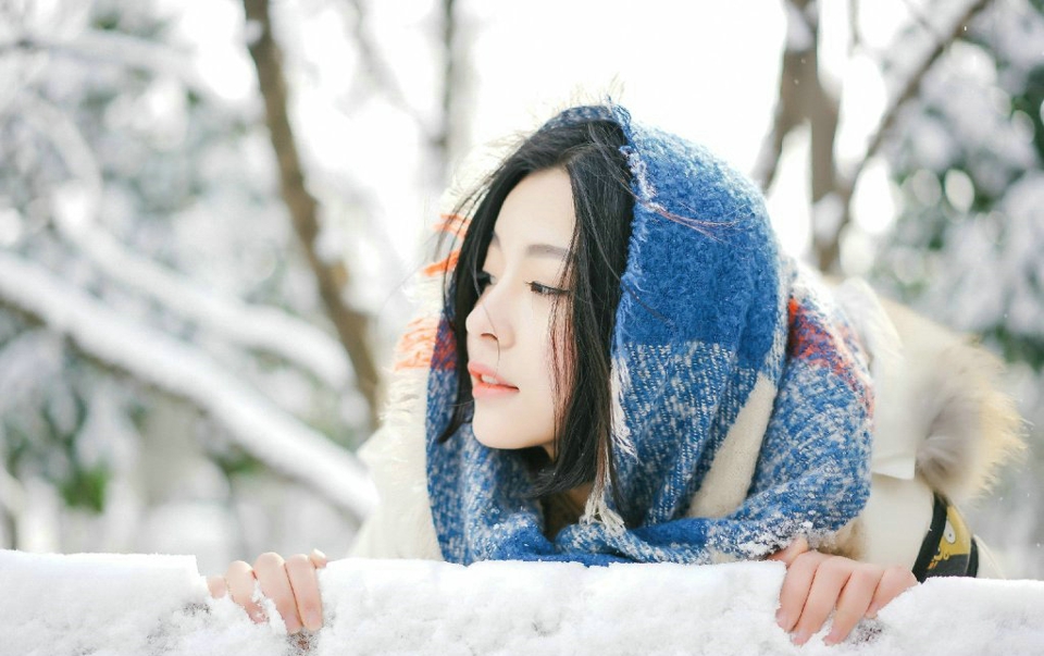 冬日雪地内的养眼美女孤独寂静写真