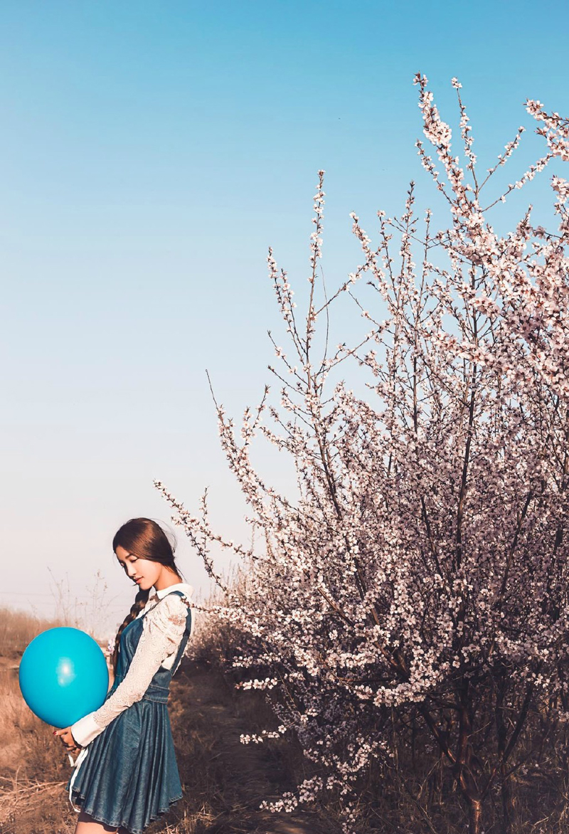 可爱气球少女花丛意境写真浪漫清新