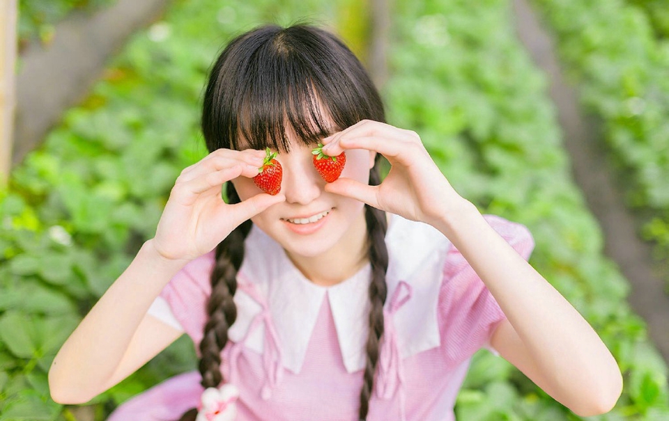 草莓园内的文艺妹子纯净文静迷人