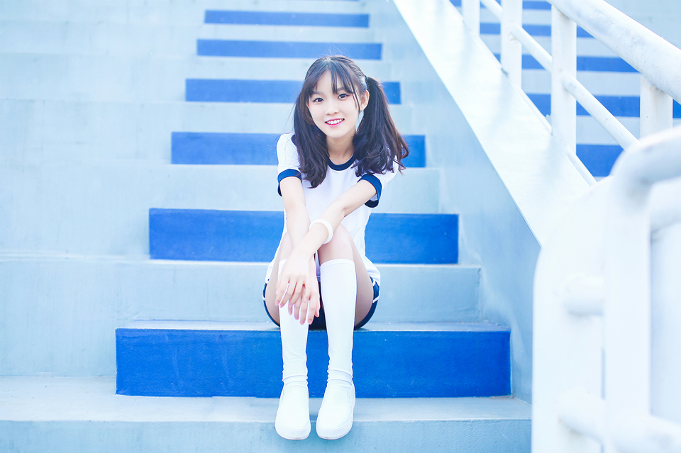 双马尾可爱少女清新操场写真清纯可人