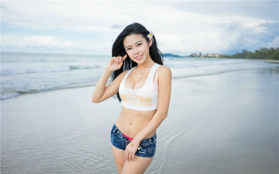 性感美女本能Luvian海边美乳养眼诱惑