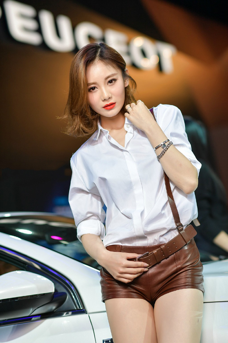 气质短发皮裤美女车展帅气十足