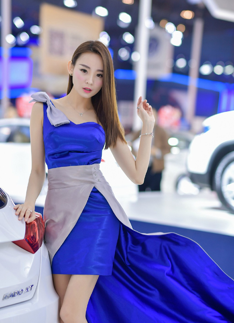 长发气质车模蓝色拖地长裙魅力十足