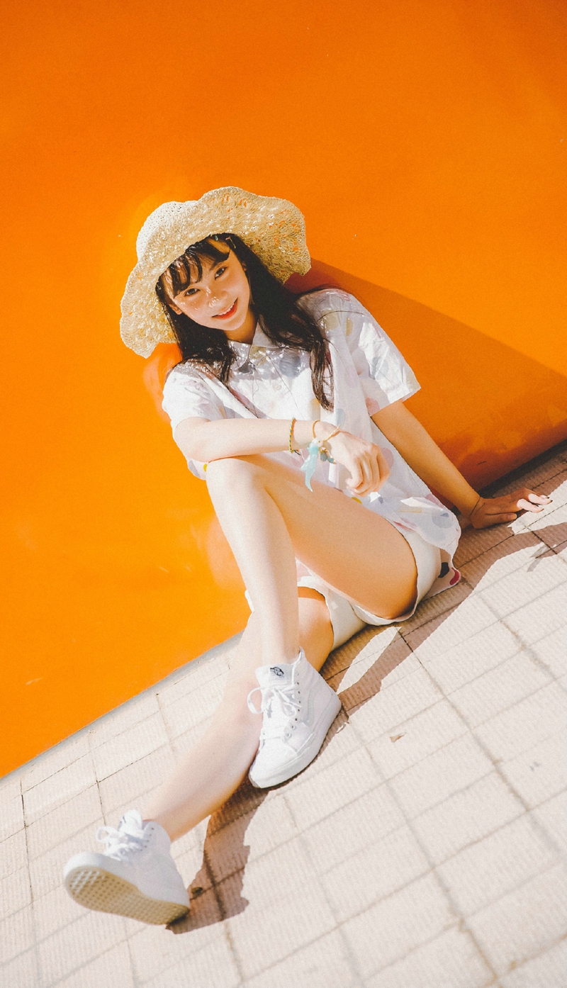 橙味少女酷暑阳光下动人美眸美丽自然