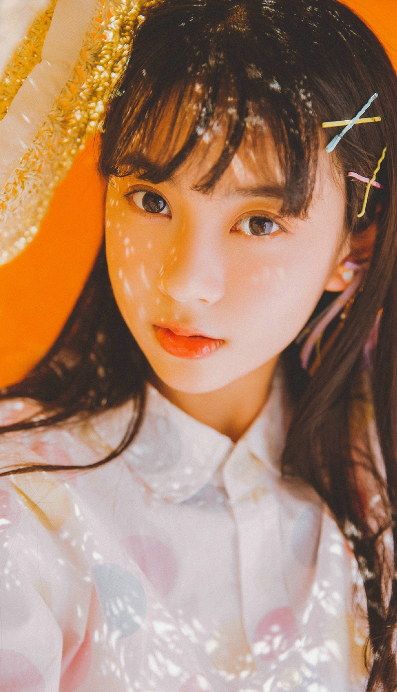 橙味少女酷暑阳光下动人美眸美丽自然