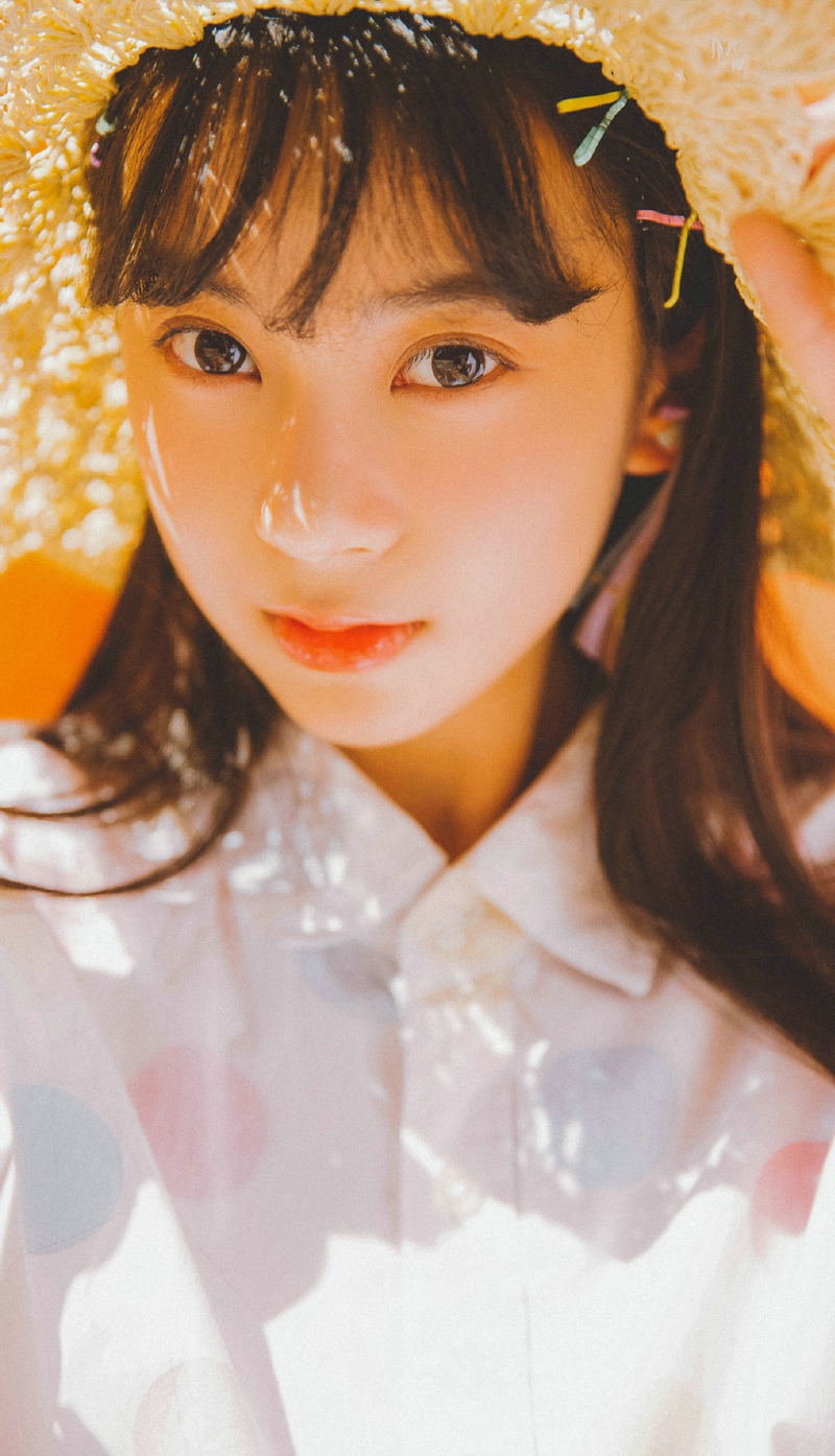 橙味少女酷暑阳光下动人美眸美丽自然