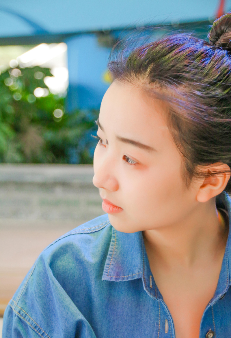 丸子头少女户外活力写真绽放笑容