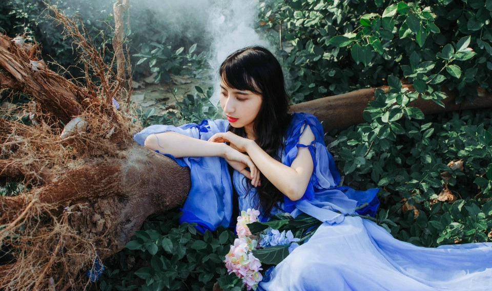 文静美女森林意境清新烟雾唯美写真