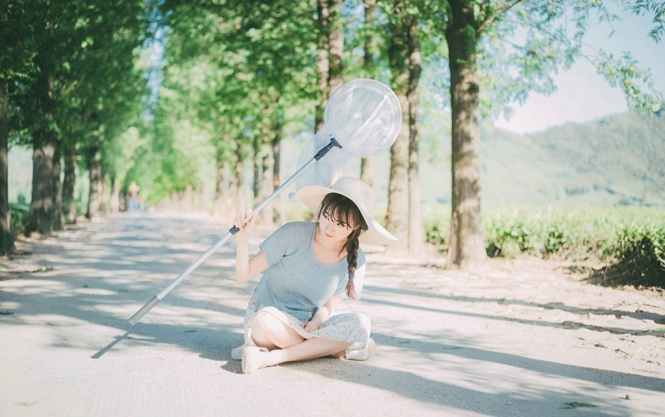 纯净少女野外蜻蜓捕网自然迷人