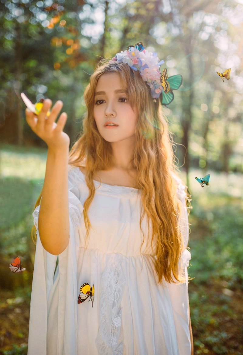 金发美女森林美丽白裙宛如蝴蝶仙子