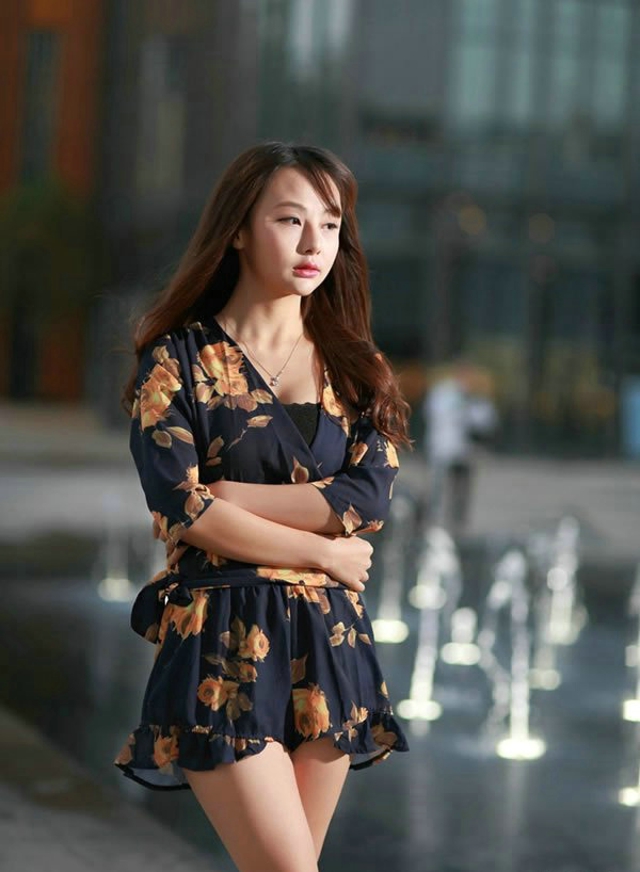 气质美女夜晚唯美街拍靓丽美腿写真