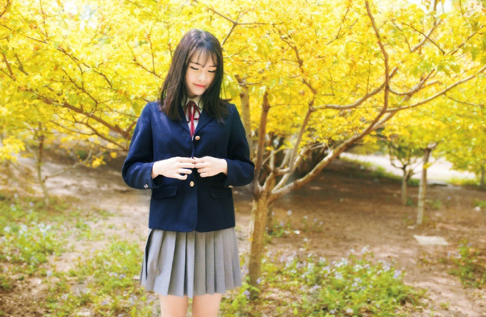 制服少女花丛唯美意境写真可爱俏皮