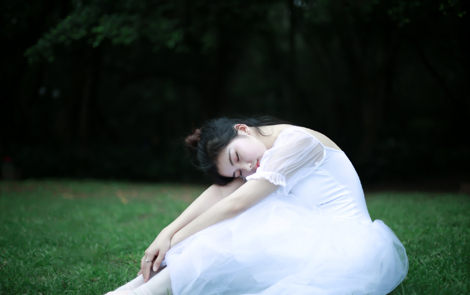 芭蕾舞少女蕾丝舞裙野外清纯静谧写真