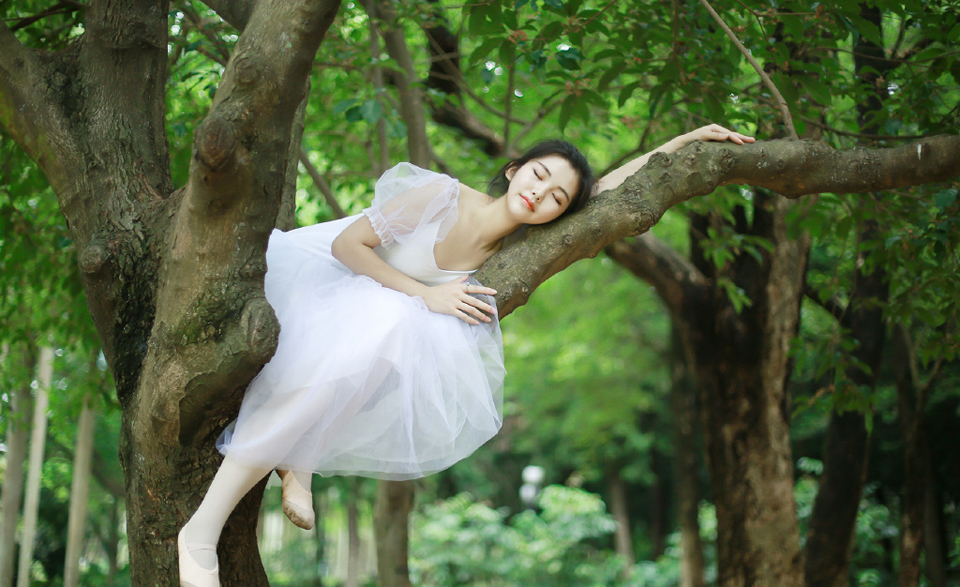 芭蕾舞少女蕾丝舞裙野外清纯静谧写真