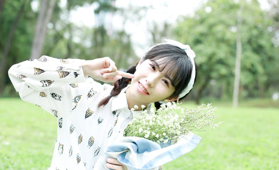 恬静满天星少女绿茵草地温柔写真