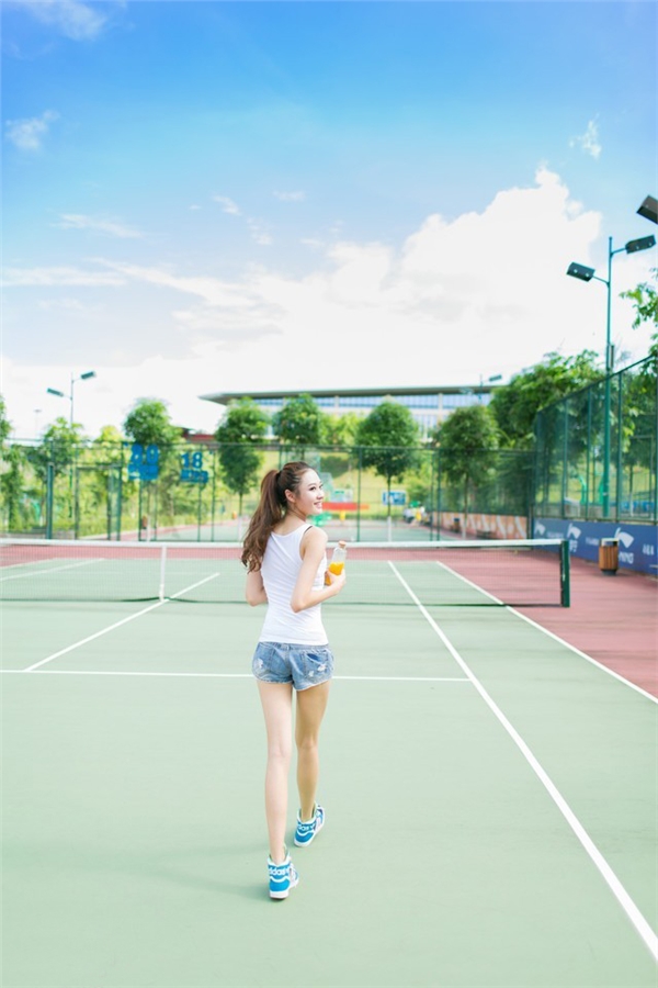 清纯网球美女校花球场气质写真