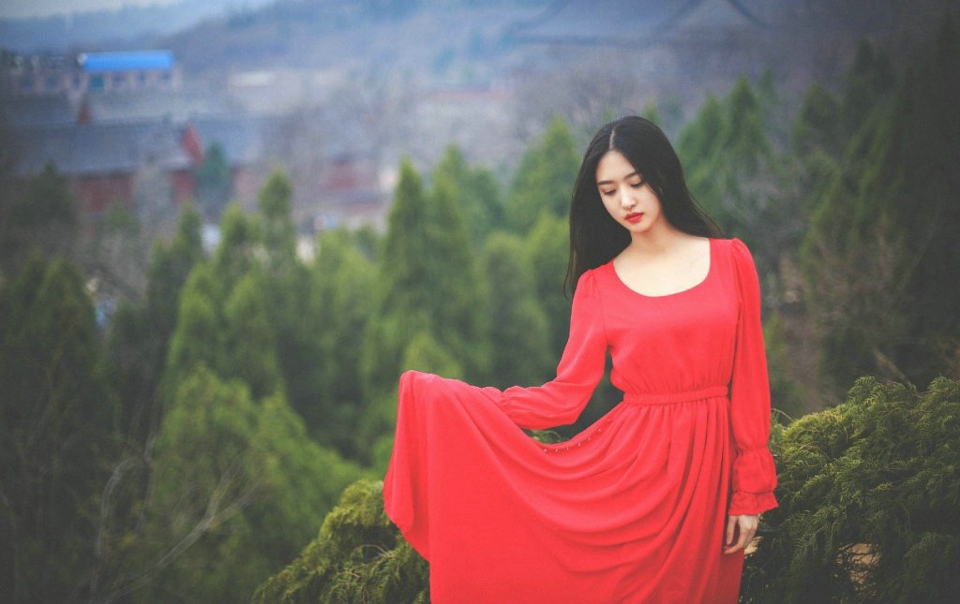 中分黑发女神红裙动人靓丽容貌