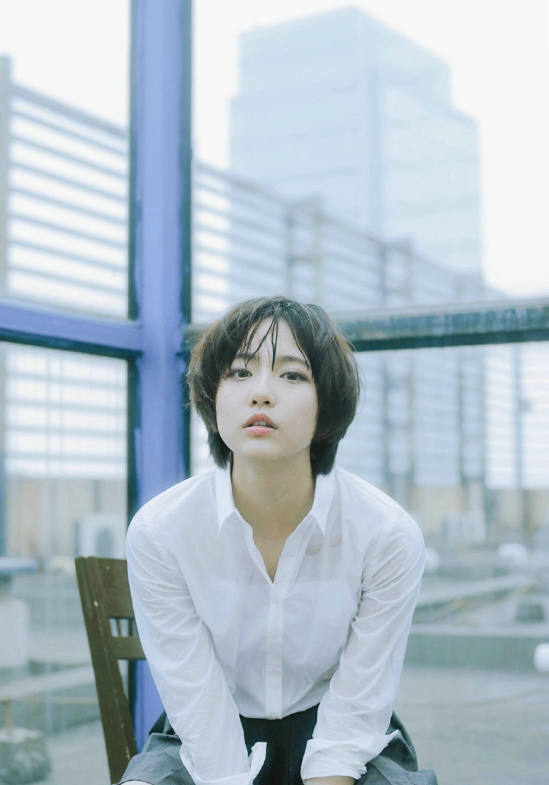 短发姑娘率性不羁精致五官似洋娃娃