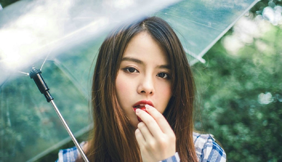 格子衬衫美女雨季漫步红唇娇艳