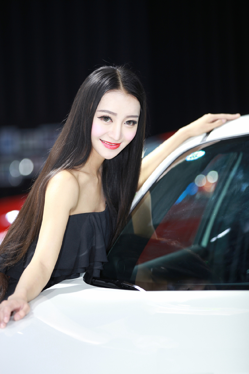 黑长直气质美女模特优雅气质车展尽显