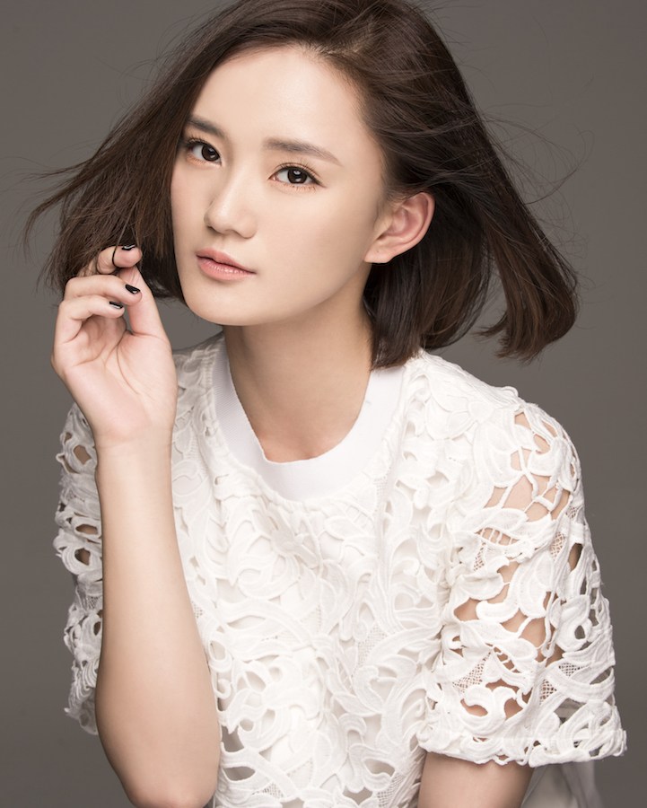 馨子优雅知性笑容灿烂演绎双面天使