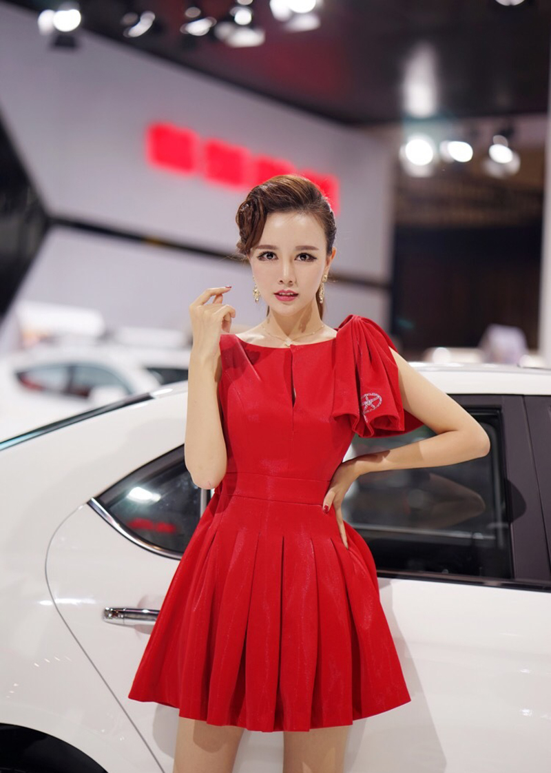 红裙长腿车模白皙肌肤魅力无限