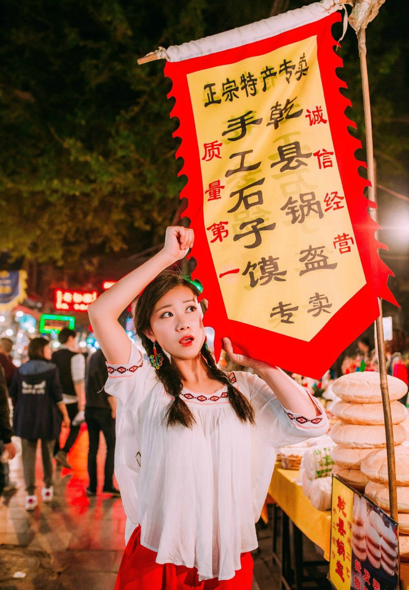 可爱麻花辫妹子夜晚逛夜市活力甜美