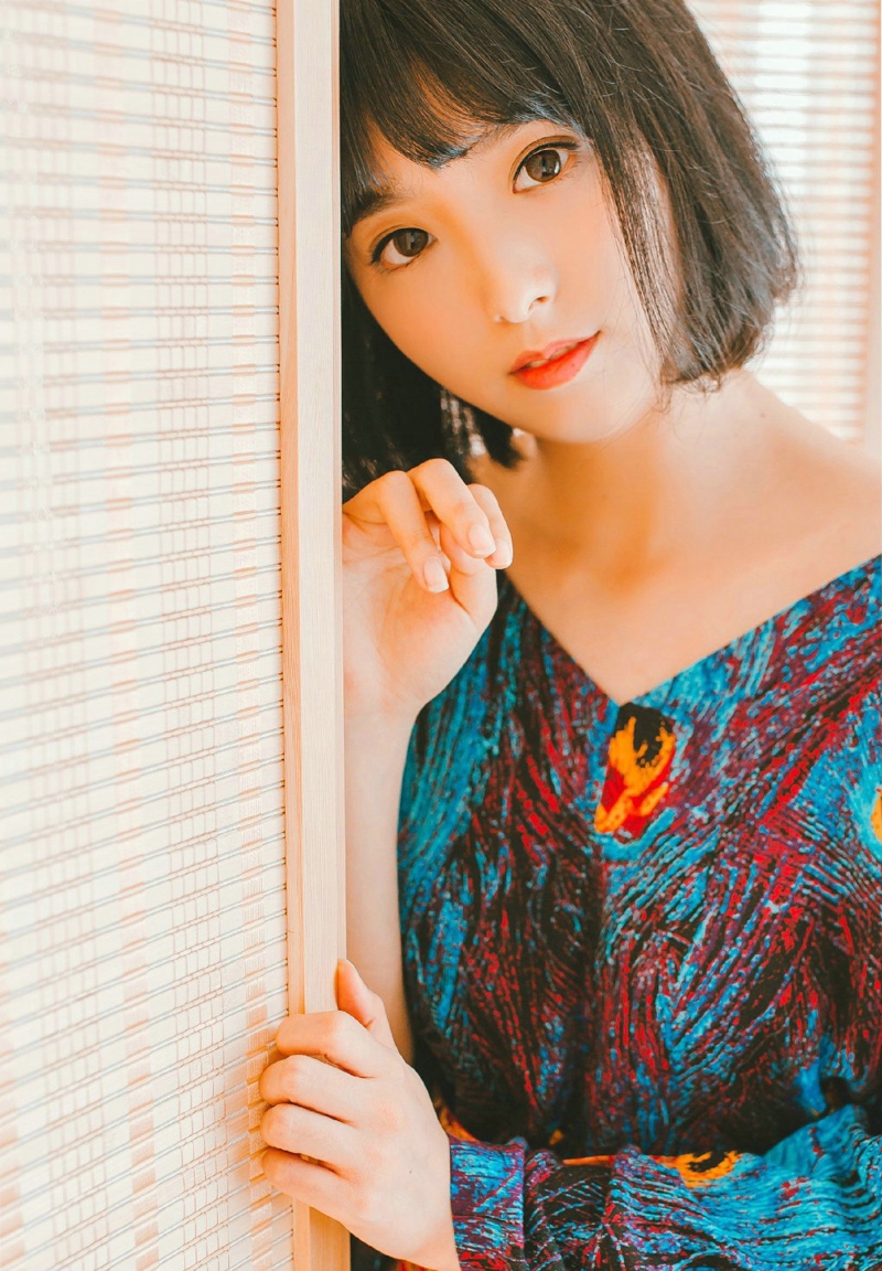 日系短发少女和服眼神迷惑诱人