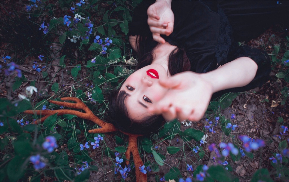 麋鹿少女薰衣草花海中优雅迷人