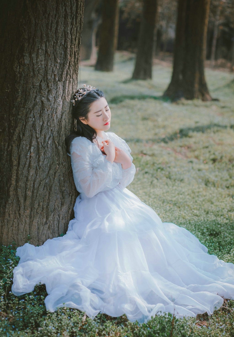 树林里蝴蝶仙子白纱裙轻盈美丽